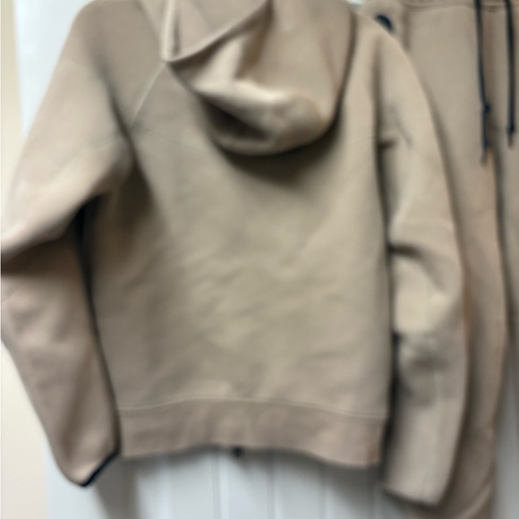 Nike Men's Beige tech gear Joggers and hoodie with Black Accents - Picture 7 of 8